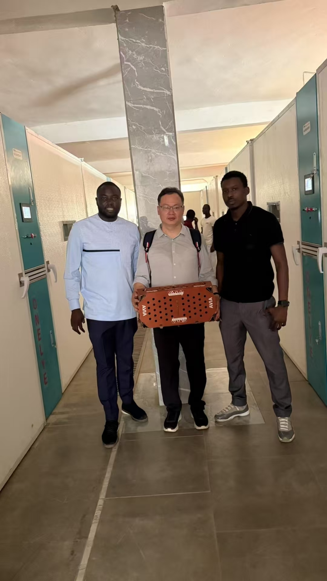 Neueste Unternehmensblogs über Kenianische Bauern kämpfen mit Stromausfällen und Temperaturschwankungen: Wie Einstufen-Brutmaschinen die Schlupfraten stabil halten