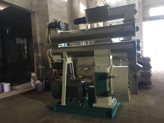 kaufen Sägemehl-hölzerne Ring Die Pellet Mill Chicken-Geflügel-Zufuhr-Maschinerie 110kw 18. online manufacture